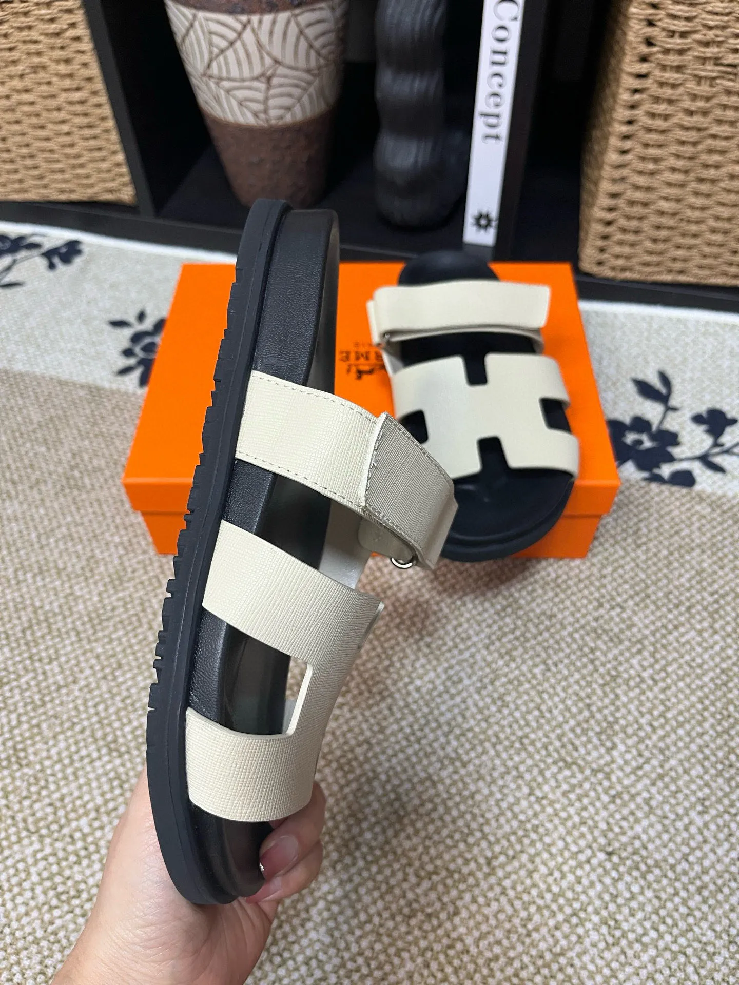 Factory price: 340💰Long-term availability Hermes men's Kazimir slippers for couples - top quality, Hermès woven calfskin functional sandals. The interwoven upper inspired by the "H" iconic pattern creates a casual look, which can be said to be a good companion for summer. Imported cowhide + cowhide lining + TU men's shoes💰Outsole Size: 35-46